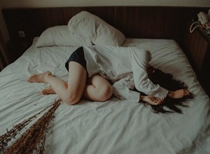 Cô gái say xỉn nhận cái kết đắng khi rơi xuống bể phốt